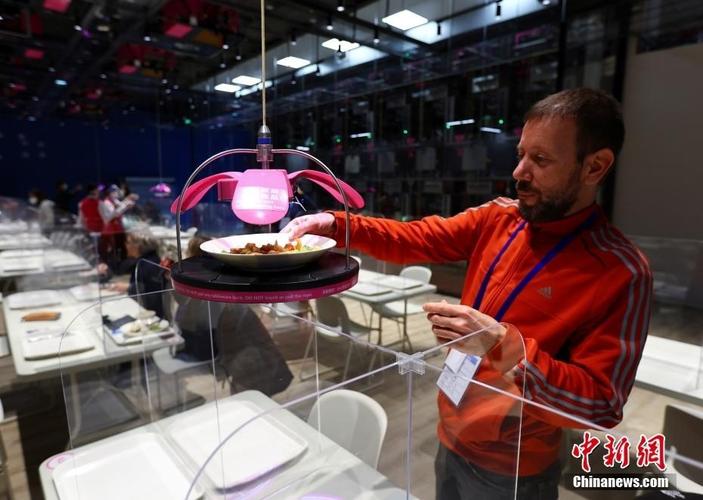 探访北京冬奥会媒体餐厅 机器人提供全智能服务-中国侨网